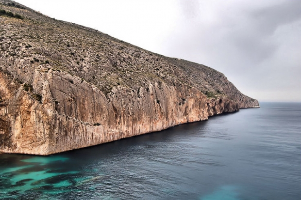 Acantilado junto al puerto deportivo Campomanes